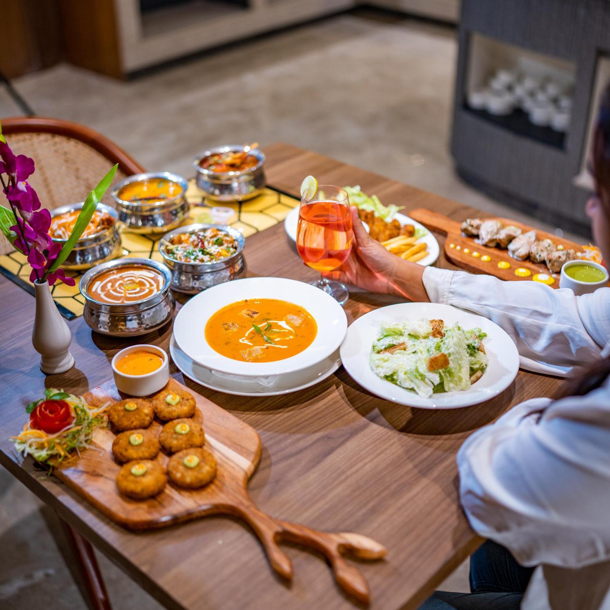 Regenta Inn Gurugram Гургаон Екстериор снимка