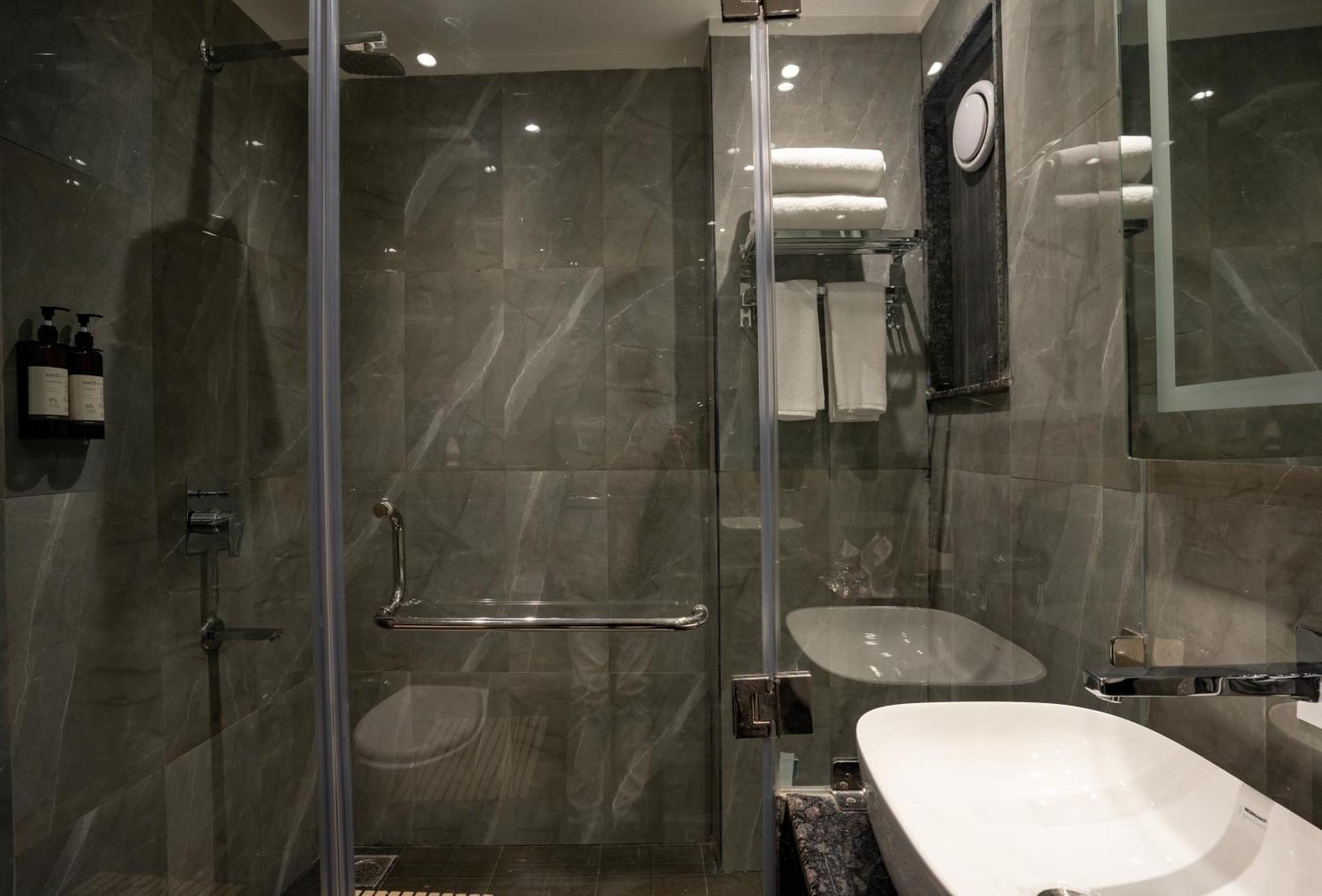Regenta Inn Gurugram Гургаон Екстериор снимка