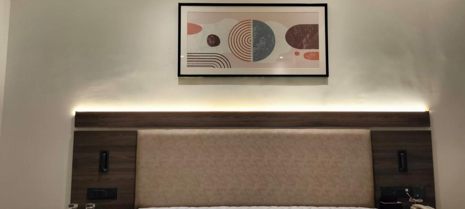 Regenta Inn Gurugram Гургаон Екстериор снимка